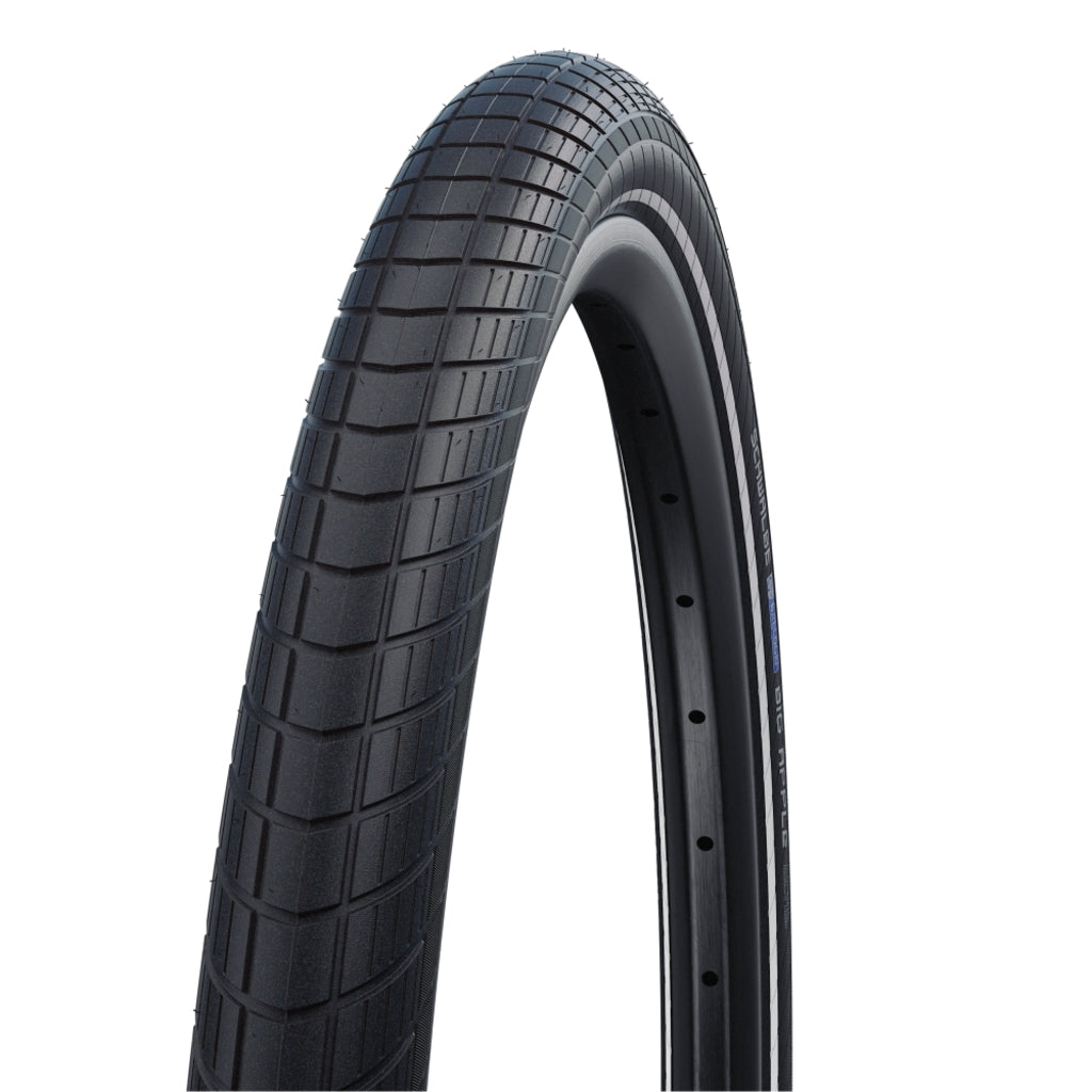 Zwarte Schwalbe Big Apple Raceguard MTB band 28x2.35 inch met reflectie, zichtbaar op de fiets.