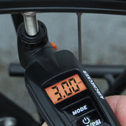 Elektrische fietspomp van SKS Airchecker Digi met digitaal display en Duo-Head voor nauwkeurige bandenspanning meten
