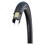 Zwarte 28-inch Schwalbe Silento K-Guard buitenband met anti-lek bescherming, geschikt voor stadsfietsen.