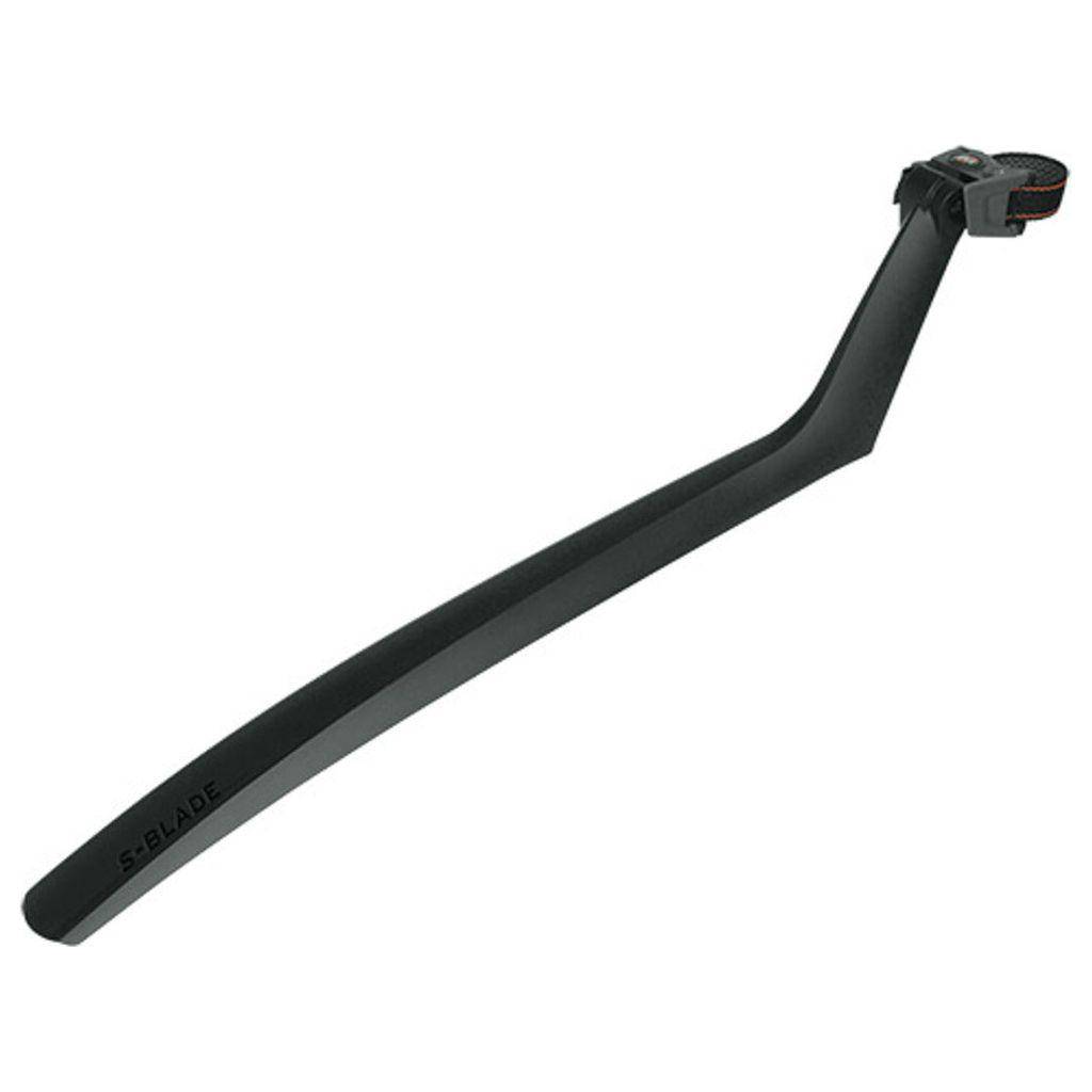 Zwart SKS S-Blade achterspatbord voor 28-inch fietsen, gemaakt van PVC, bevestigd op de achterzijde van de fiets.