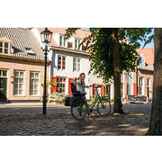 Steco Mee Easy Fit bagagedragerverlenger met reflectiebeugel op fietstas, geschikt voor bagagedragers, zwart en robuust.