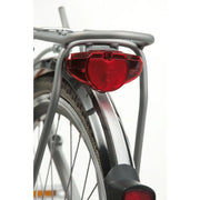 Axa Spark achterlicht met batterij, compact formaat 50/80 mm, zichtbaar met helder licht en robuuste behuizing.