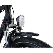 Axa Echo15 koplamp met dynamo, 15 lux, zichtbaar op een fiets met de lamp bevestigd aan het frame.
