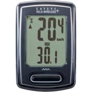 Cateye draadloze fietscomputer CC-VT235W met zwart display en achtergrondverlichting, toont kilometerstand op fiets.