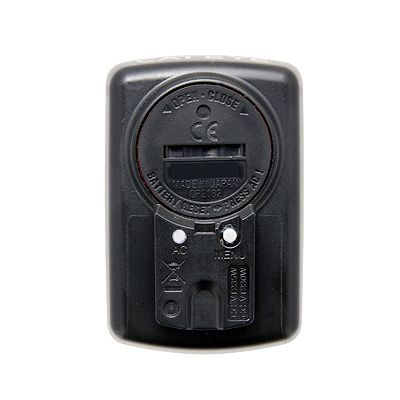 Cateye draadloze fietscomputer CC-VT235W met zwart display en achtergrondverlichting, toont snelheid en afstand op een fiets.