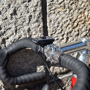 Cateye Velo CC-VT235W draadloze fietscomputer met zwart scherm, achtergrondverlichting en kilometerteller op fiets.
