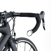 Zwarte Cateye BM 45 fietsspiegels voor race- en MTB-sturen, zichtbaar vanaf de zijkant op zwart frame
