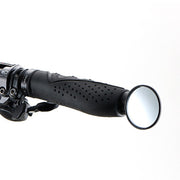 Zwarte Cateye BM 45 fietsspiegel voor race- en MTB-sturen, zichtbaar bevestigd aan een fietsstuur.
