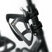 Zwarte SKS bidonhouder van kunststof met klittenbandsluiting, geschikt voor fietsframes, zichtbaar in de afbeelding.
