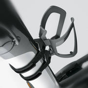 Zwarte SKS bidonhouder van kunststof met klittenband voor fiets, bevestigd en klaar voor gebruik.
