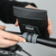 Zwarte SKS Smartboy fiets telefoonhouder met beschermhoes, geschikt voor veilig gebruik tijdens het fietsen.