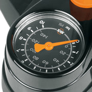 SKS Air X Press 8.0 vloerpomp met manometer voor het oppompen van banden en sportartikelen.