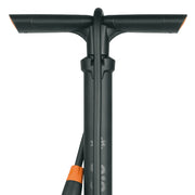 SKS Air X Press 8.0 vloerpomp met manometer voor banden oppompen, stevig ontwerp en duidelijke drukmeting.