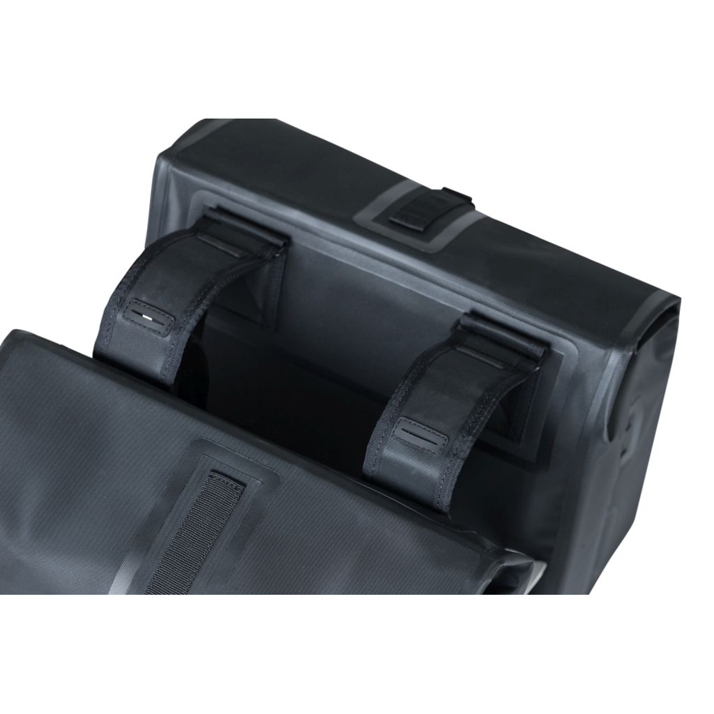 Basil Dubbele Fietstas Urban Dry 50 Liter 36 X 17 X 42 Cm - Le Coq Wielerartikelen