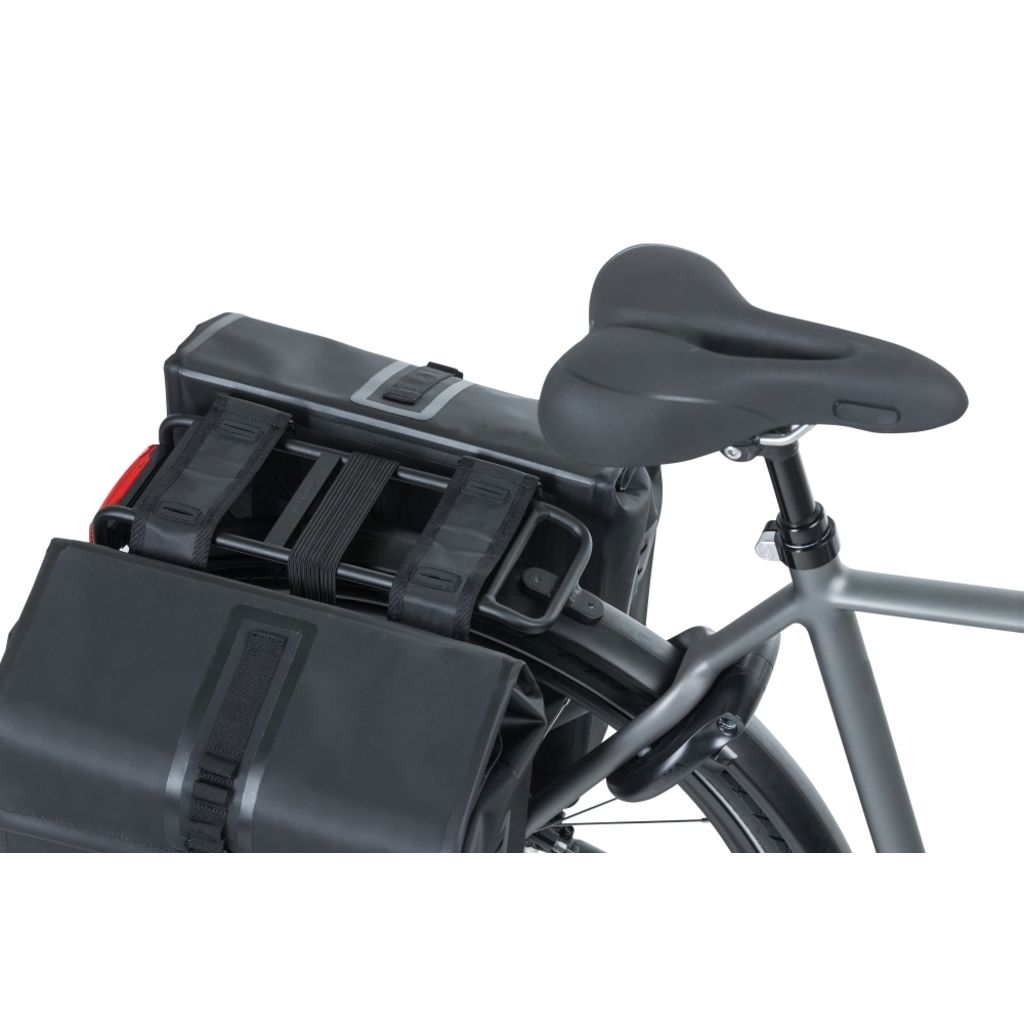 Basil Dubbele Fietstas Urban Dry 50 Liter 36 X 17 X 42 Cm - Le Coq Wielerartikelen