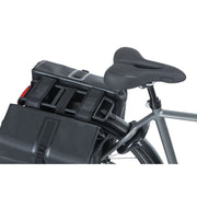 Basil Urban Dry dubbele fietstas van 50 liter, waterdicht en geschikt voor aan fiets, zwart met reflectie.