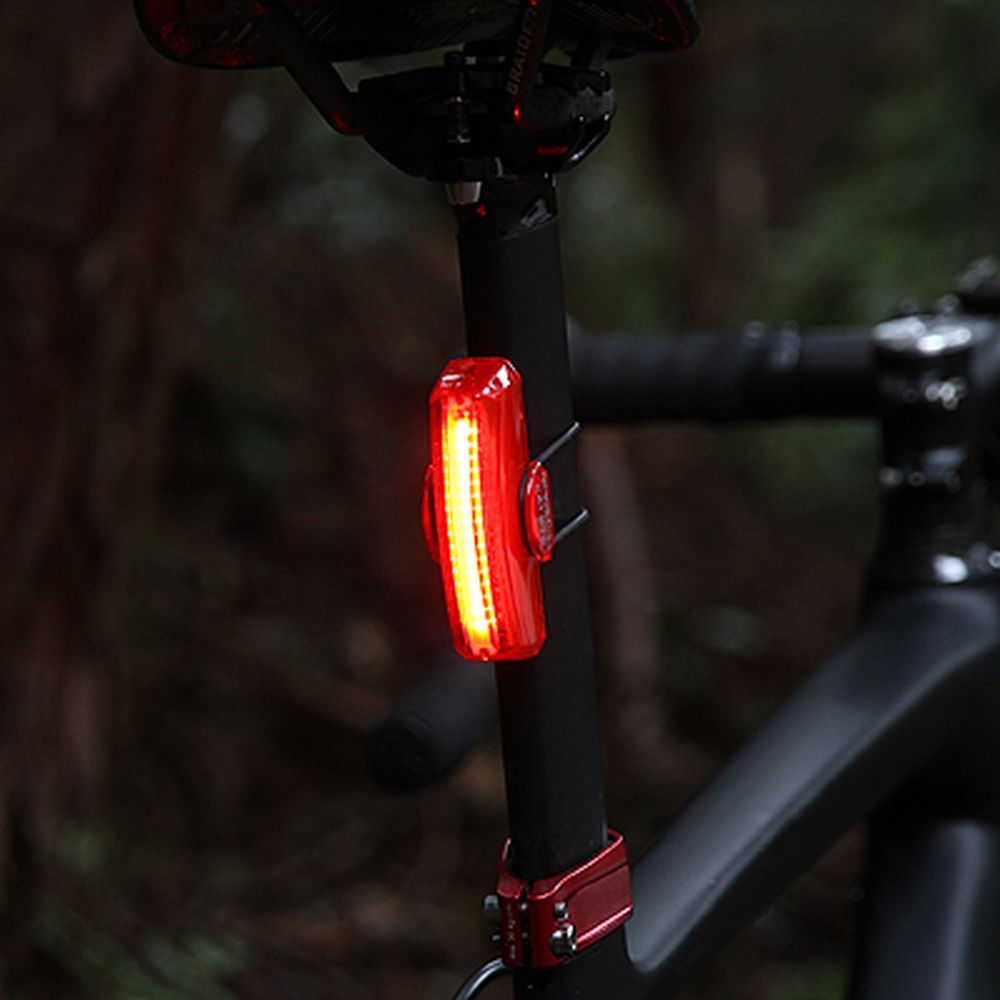 Zwart Cateye Rapid X2 Kinetic USB achterlicht met LED-verlichting en snelkoppeling, zichtbaar vanaf de zijkant en achterkant.