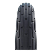 Schwalbe Fat Frank 28-inch stadsfiets band met K-Guard antileklaag voor extra bescherming, op een witte achtergrond.