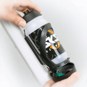 Zwarte SKS Spacecage kunststof bidonhouder voor fiets, bevestiging en houdersysteem zichtbaar op de afbeelding.