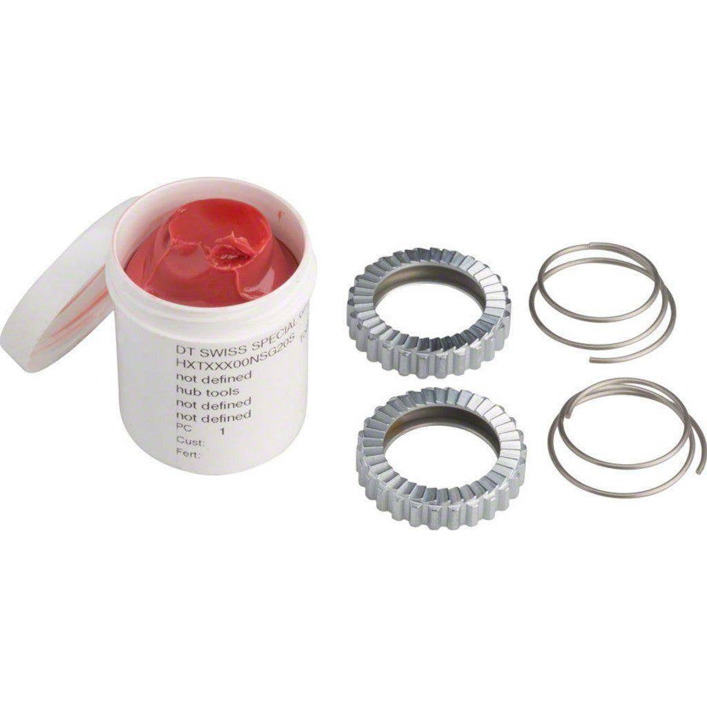 DT Swiss naaf servicekit 240S 54T SL, zichtbaar met onderdelen en gereedschap voor naafonderhoud, op een werkbank.