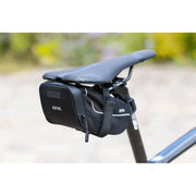 Zefal Z Light Pack zadeltas in zwart, ultralichte fietsaccessoire met waterdichte stof en eenvoudige bevestiging.