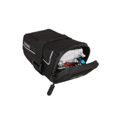 Zefal Z Light Pack zadeltas in zwart, ultralicht en waterdicht, bevestigd aan een fiets voor extra opslagruimte.