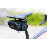 Zefal Z Light Pack zadeltas in zwart, ultralicht en compact, geschikt voor fietstassen en accessoires.