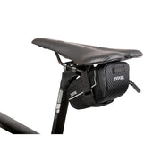 Zefal Z Light Pack zadeltas in zwart, ultralicht en compact voor fietsaccessoires, zichtbaar met sluiting en bevestigingsriemen.