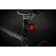 Zwarte Axa Niteline 44-R Led Usb verlichtingset met lampen en USB-aansluiting, geschikt voor fietsverlichting.