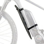 Zwart SKS X-Guard voorspatbord van pvc bevestigd op fietsframe, beschermt tegen modder en water tijdens ritten.