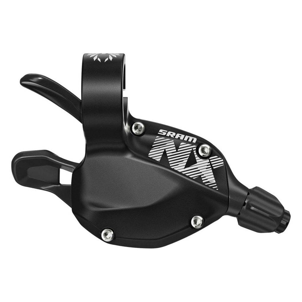 Zwarte aluminium Sram Nx Eagle 12V achterversteller shifter voor 12-speed mountainbike, zichtbaar met bedieningsknoppen en kabel.