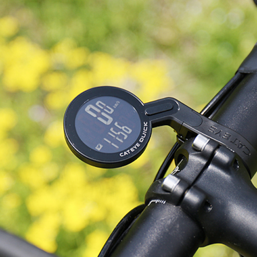 Draadloze Cateye Quick CC-RS100W fietskilometerteller in zwart met scherm en knoppen, bevestiging op fiets stuur