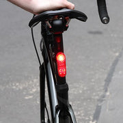Cateye Sync Kinetic NW100K LED achterlicht in zwart met USB-oplaadfunctie, zichtbaar op de fiets gemonteerd.