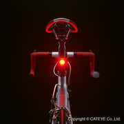 Cateye Wearable Mini SL-WA10 achterlicht met LED, zwart, compact en draagbaar voor fietsveiligheid, zichtbaar in de afbeelding.