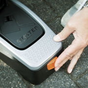 Aluminium SKS Airstep voetpomp met manometer, verstelbare voetplaat en drukmeter voor banden oppompen.