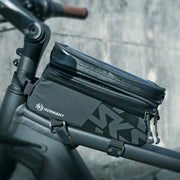 Zwarte SKS Explorer Smart fietsframe tas 1,35 liter voor bikepacking, zichtbaar aan de zijkant van een fiets.