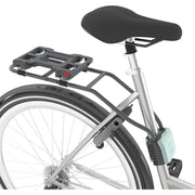 Urban Iki Duod Frame Bevestigingsset voor fietsstoeltjes met montagemateriaal en bevestigingsclips op een fietskader.