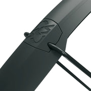 Zwarte SKS Speedrocker spatbordenset voor 28-inch fietsen, PVC materiaal en 42 mm breedte, zichtbaar in de afbeelding
