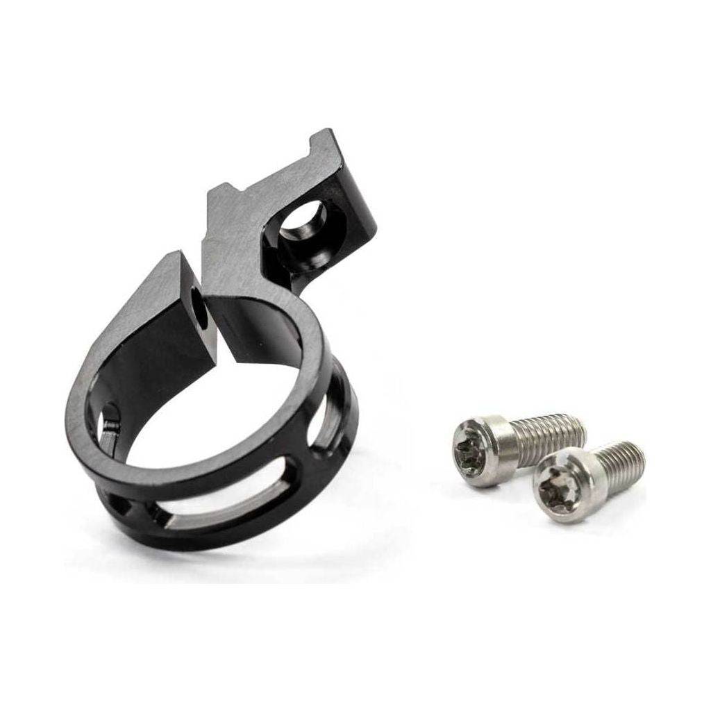 Zwarte Sram Versd XX1/X01 Eagle AXS stuurklem bevestigd op een fiets stuur, close-up van het montagemateriaal.