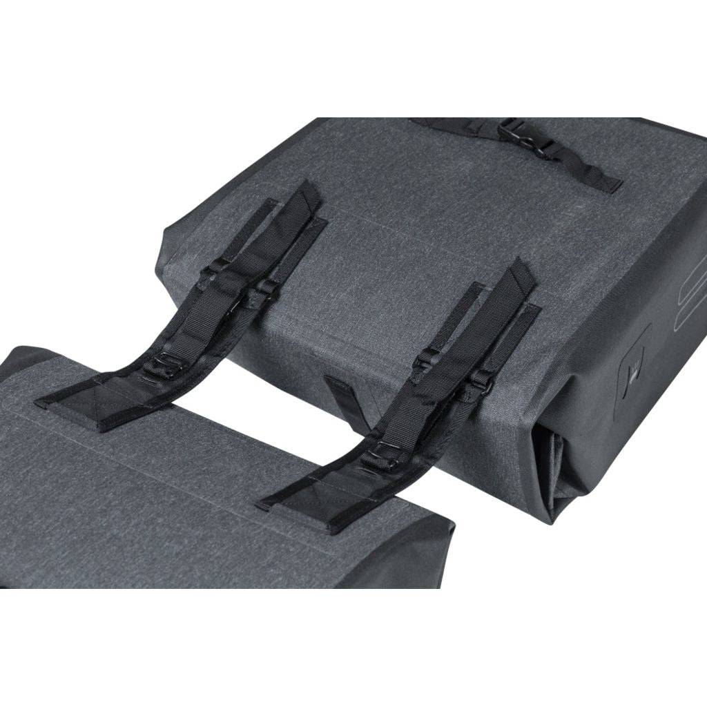 Basil Dubbele Fietstas Urban Dry 50 Liter 36 X 17 X 42 Cm - Le Coq Wielerartikelen