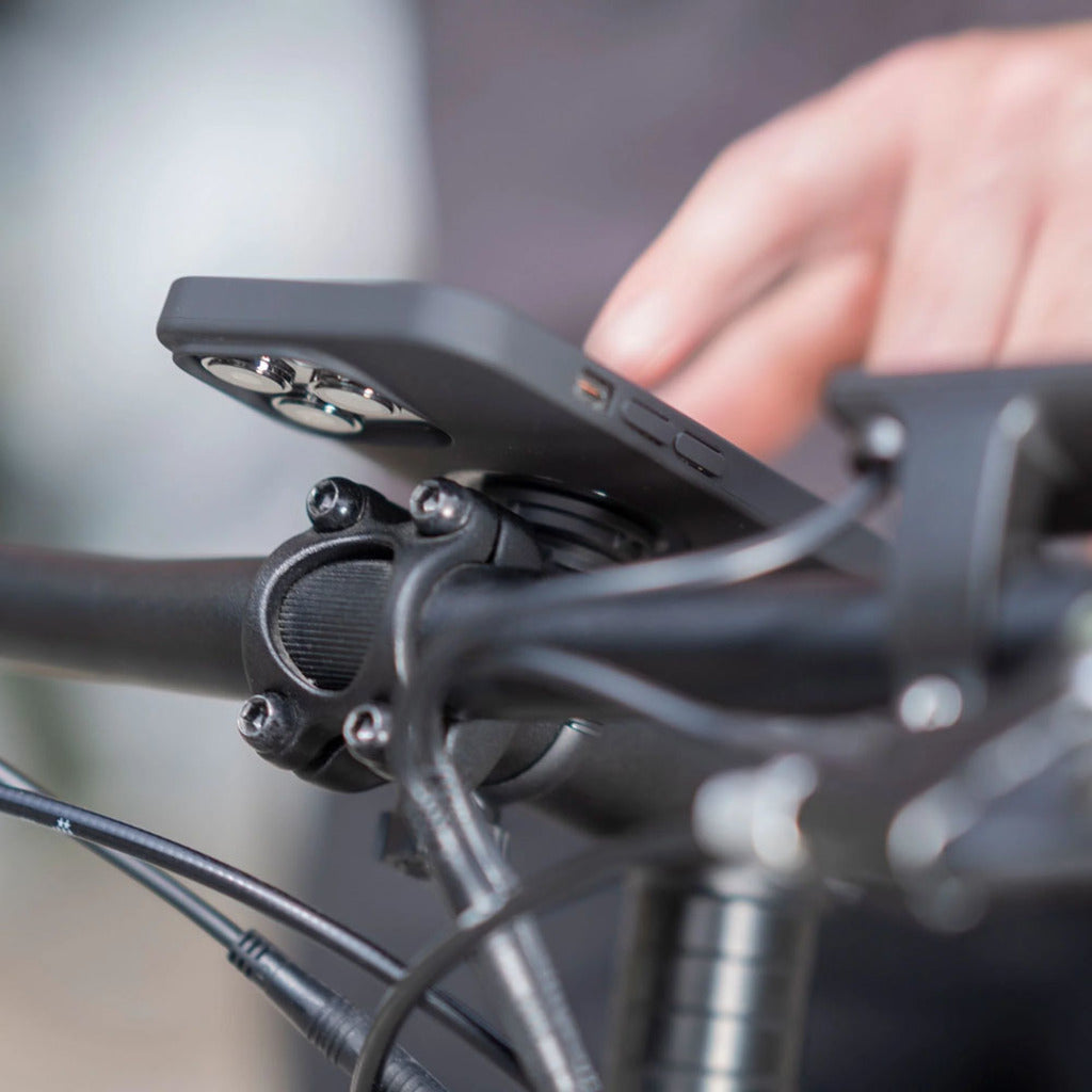 Zwarte SP Connect fiets telefoonhouder bevestiging voor micro bike mount, geschikt voor veilig smartphonegebruik tijdens het fietsen.