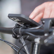 Zwarte SP Connect fiets houder voor smartphone met micro bike mount, bevestiging voor fiets of fietsaccessoire