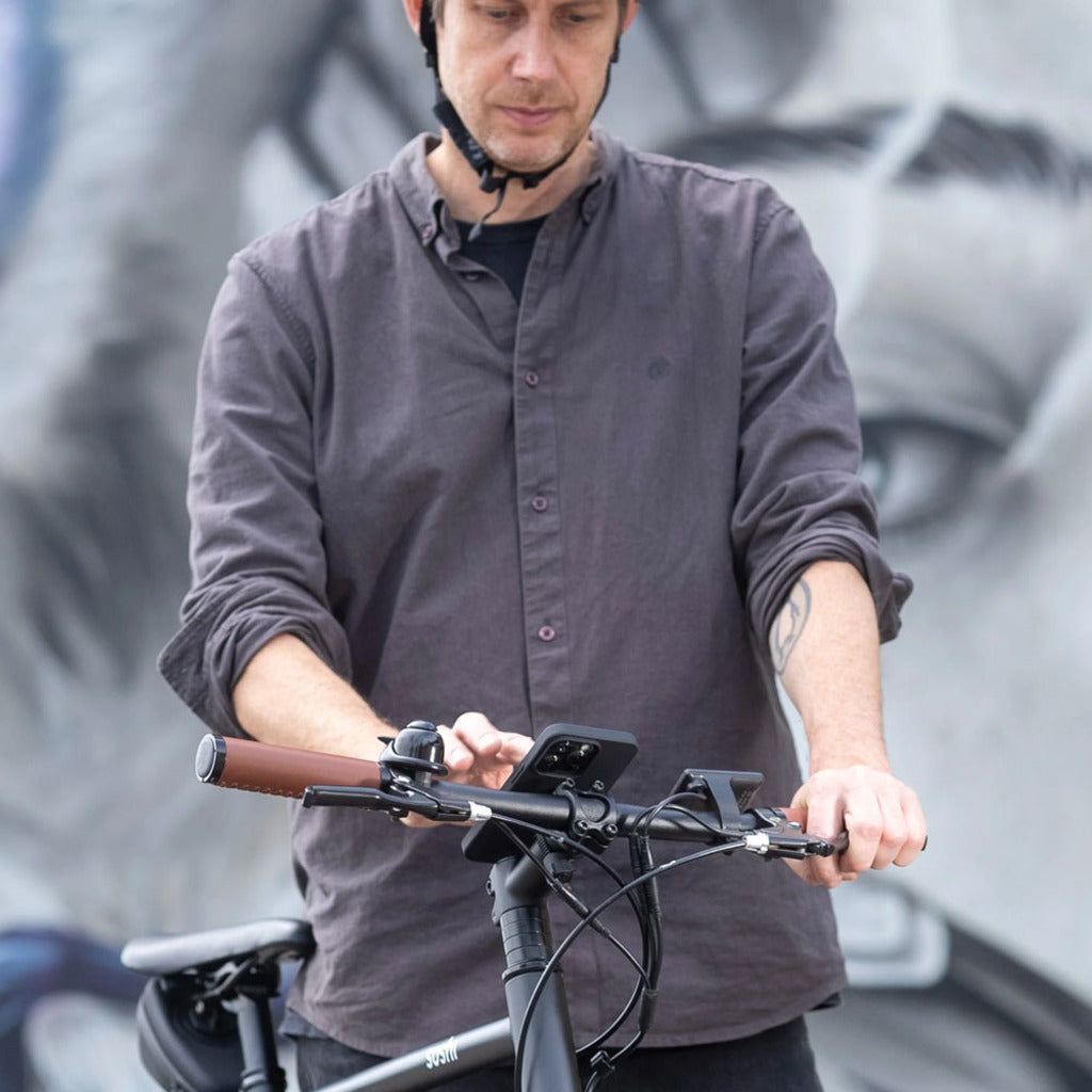 Zwarte SP Connect fiets telefoonhouder bevestiging voor micro bike mount, geschikt voor veilige smartphone montage op de fiets.