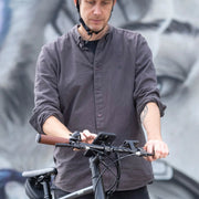 Zwarte SP Connect fiets telefoonhouder bevestiging voor micro bike mount, geschikt voor veilig gebruik tijdens het fietsen.