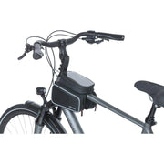 Zwarte Basil Sport Design double frametas voor fiets, 1,5 liter inhoud, zichtbaar bevestigd op fietsframe.