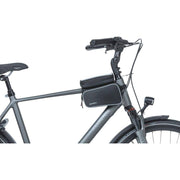 Zwarte Basil Sport Design Double Frametas Top Tube 1,5 liter, fietsfles voor frame montage, close-up van de drinkfles en bevestiging