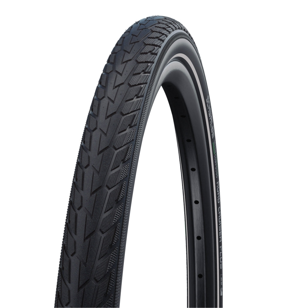 Zwarte Schwalbe 28" Road Cruiser Plus stadsfiets buitenband met PunctureGuard voor extra bescherming, liggend op de fiets.