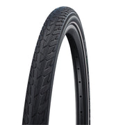 Zwarte Schwalbe 28" Road Cruiser Plus stadsfiets buitenband met PunctureGuard voor extra bescherming, liggend op de fiets.