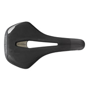 Selle Italia St5 Flow trekkingzadel op stadsfiets of e-bike, ergonomisch ontwerp met ademende bekleding en comfortabele zitpositie.