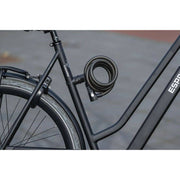 Zwart Axa Resolute kabelslot van 65 cm lang en 12 mm dik, geschikt voor beveiliging van kabels en slangen.